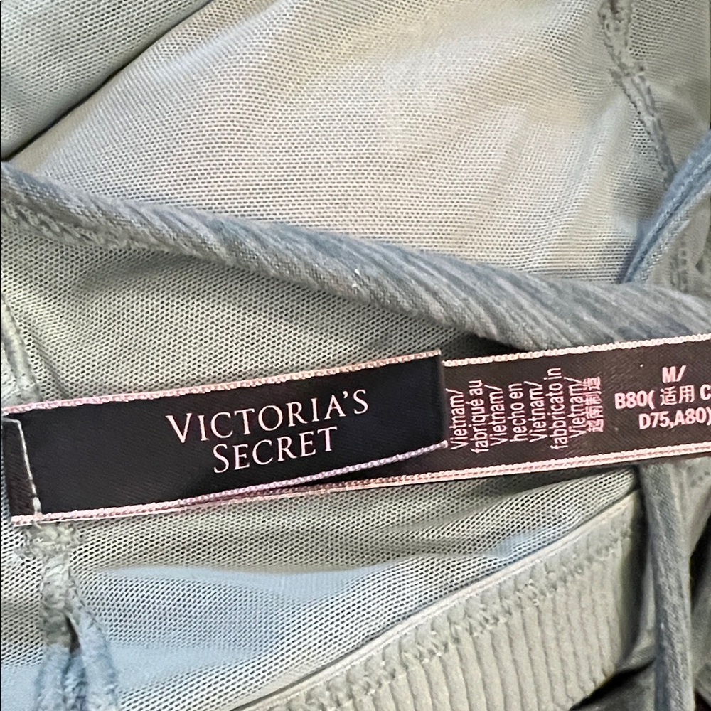 Victoria's Secret Incredible Essential Strappy Back Sports Bra - M - Picture 2 of 8